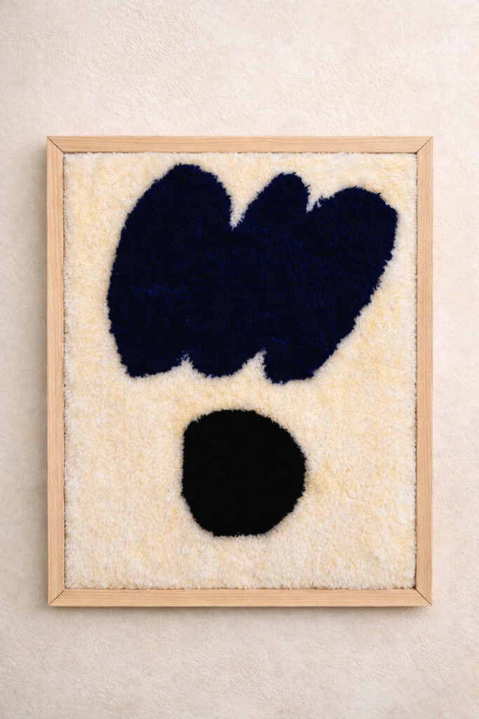 tableau tufting artisanal réalisé à la main dans un atelier à Marrakech